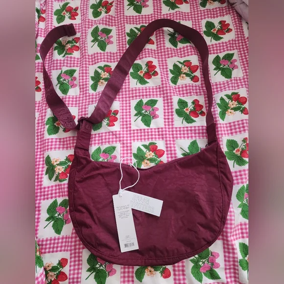 Baggu oxblood medium Cresent - Picture 3 of 5